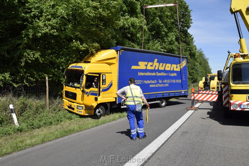 LKW in Boeschung A 3 Rich Frankfurt Hoehe Roesrath Lohmar P196.JPG - Miklos Laubert